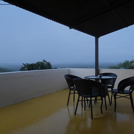 Hotel Ashirwad Junagadh Buitenkant foto