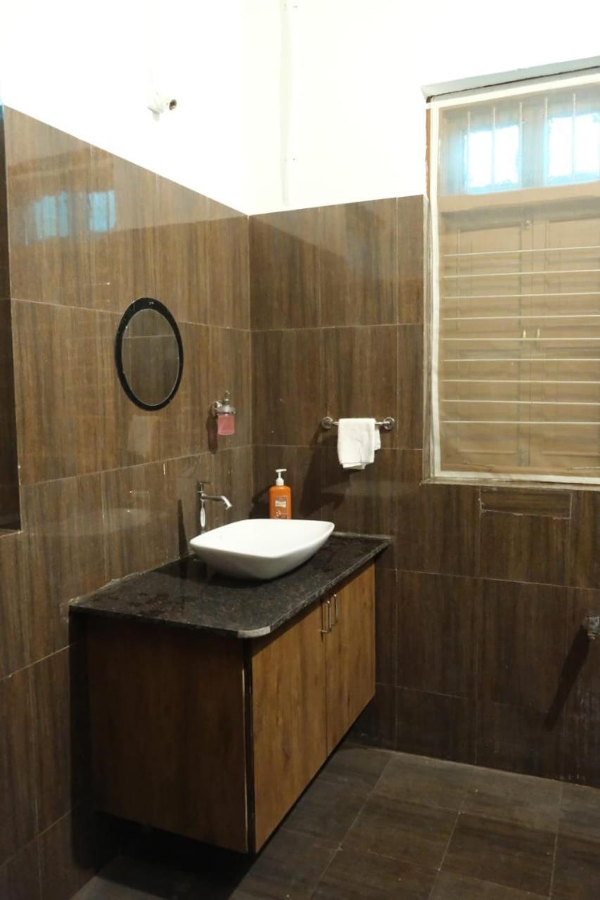 Hotel Ashirwad Junagadh Buitenkant foto