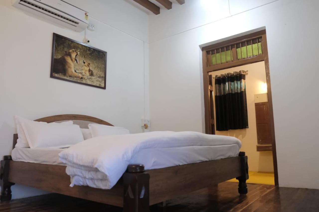 Hotel Ashirwad Junagadh Buitenkant foto