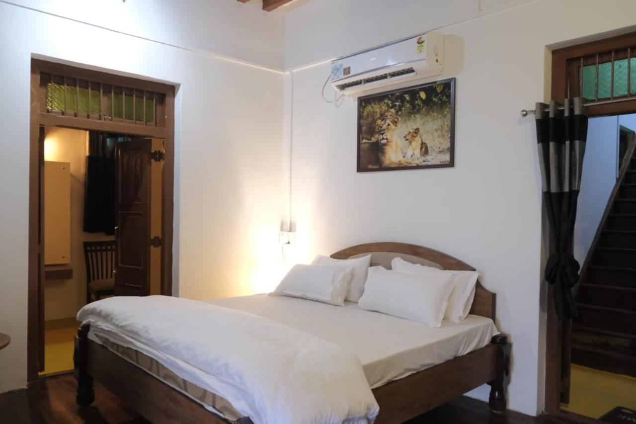 Hotel Ashirwad Junagadh Buitenkant foto