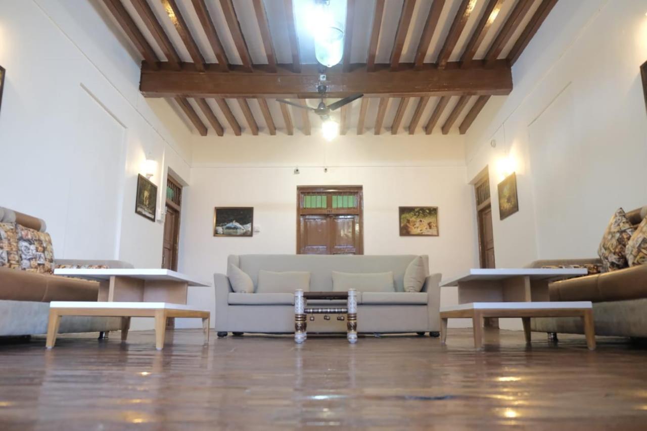 Hotel Ashirwad Junagadh Buitenkant foto
