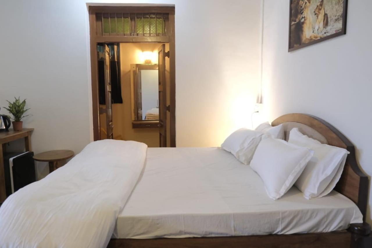 Hotel Ashirwad Junagadh Buitenkant foto